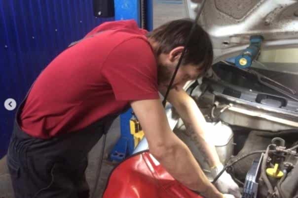 механик за работой по замене