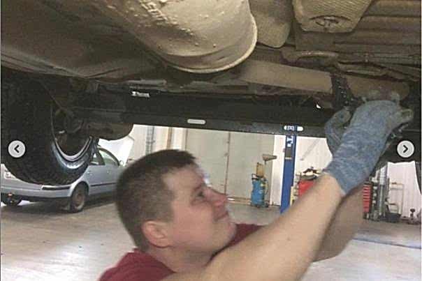 процесс снятия старого коллектора выпуска