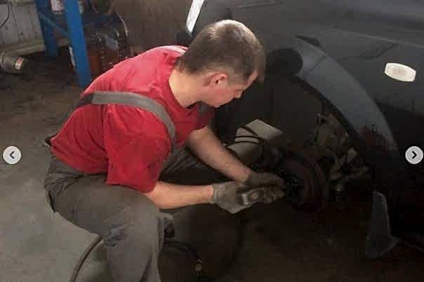 снятие старых передних колодок