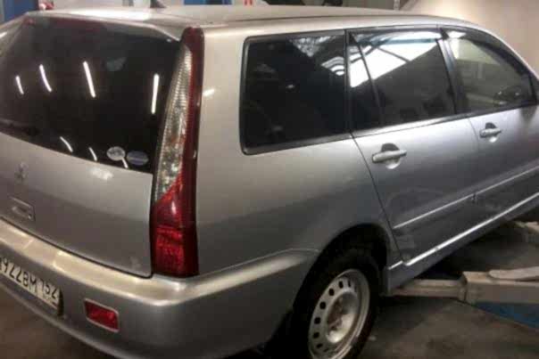 Установка новой крышки багажника авто