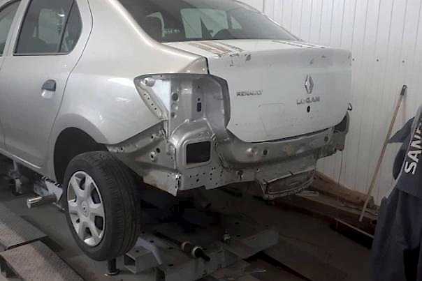 автомобиль без заднего бампера